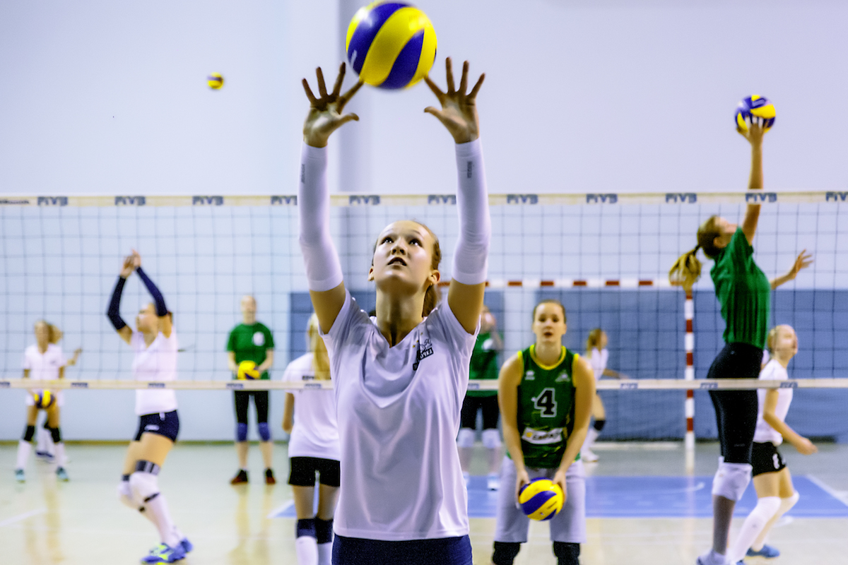 Школьницы Екатеринбурга поборются за звание лучшей волейбольной команды района